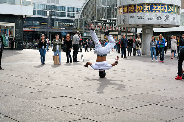 ベルリン breakdancer - vorführung ストックフォトと画像