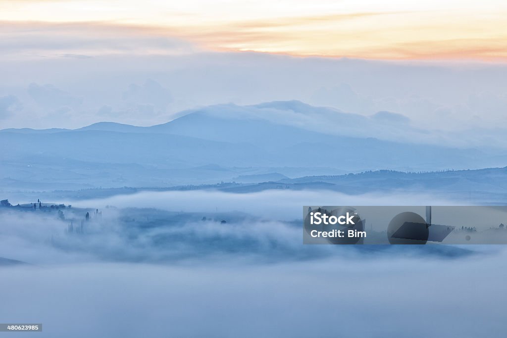 Cedo de manhã de nevoeiro no Tuscan Paisagem - Royalty-free Ambiente dramático Foto de stock
