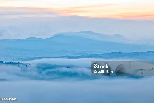 Cedo De Manhã De Nevoeiro No Tuscan Paisagem - Fotografias de stock e mais imagens de Ambiente dramático - Ambiente dramático, Ao Ar Livre, Azul