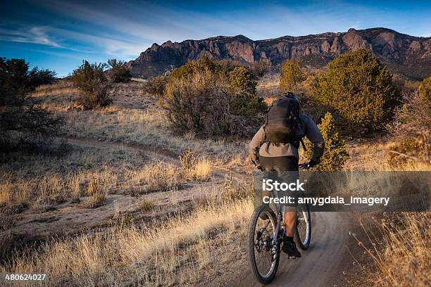 Foto de Mountain Biking Paisagem e mais fotos de stock de Adulto - Adulto, Adulto de idade mediana, Albuquerque - Novo México