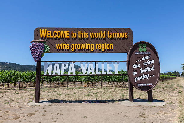 カリフォルニア州ナパバレーへの標識 - napa valley vineyard sign welcome sign ストックフォトと画像