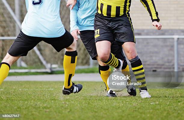 Photo libre de droit de Homme Jouant Au Football En Plein Air banque d'images et plus d'images libres de droit de Activité - Activité, Adulte, Agression