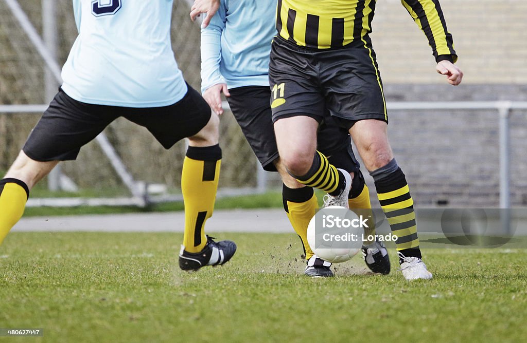 Homem Jogando futebol ao ar livre - Royalty-free Adulto Foto de stock