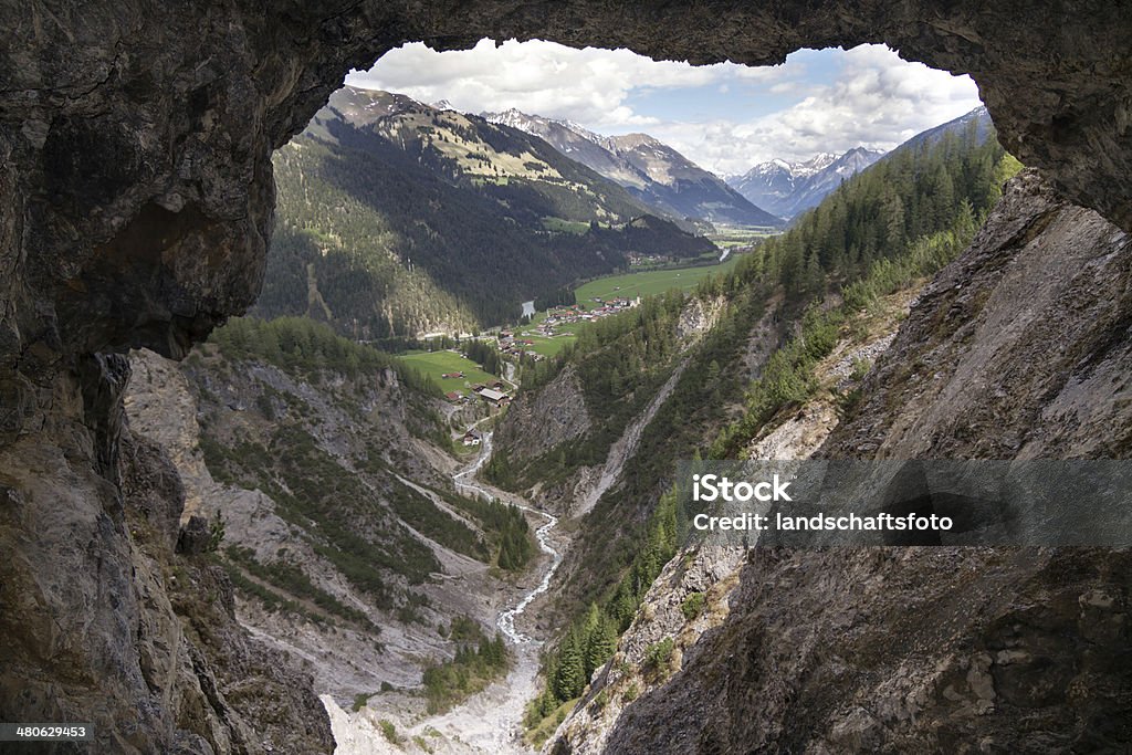 Vista villaggio Stockach attraverso un tunnel - Foto stock royalty-free di Austria