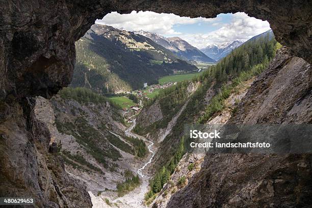 Vista Villaggio Stockach Attraverso Un Tunnel - Fotografie stock e altre immagini di Austria - Austria, Canyon, Catena di montagne