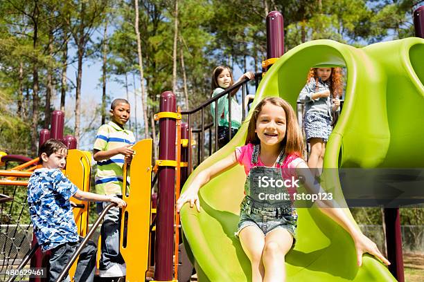 Elementary Kinder In Der Schule Recess Park Oder Auf Den Spielplatz Stockfoto und mehr Bilder von Kinderspielplatz