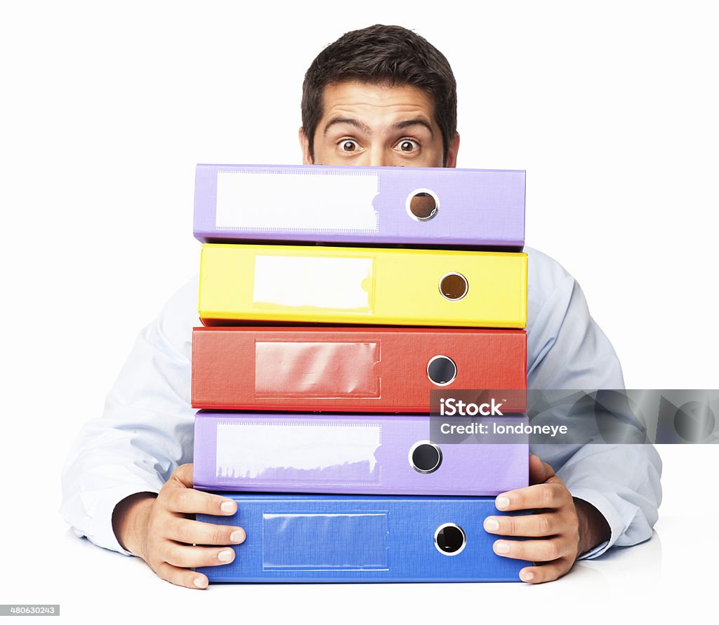 Employé de bureau donnant avec grand les yeux sur des fichiers-isolé - Photo de Adulte libre de droits