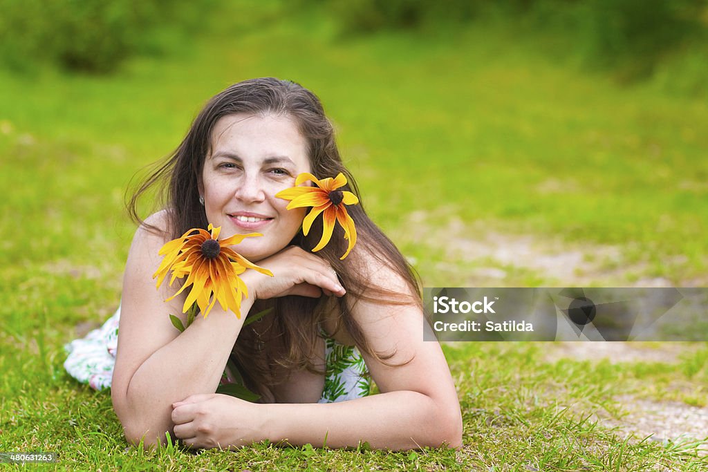Giovane donna con rudbeckia - Foto stock royalty-free di 30-34 anni