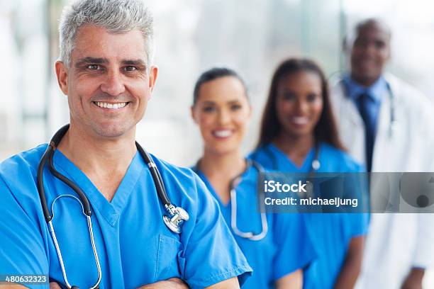 Leitende Ärztin Und Team Stockfoto und mehr Bilder von Arzt - Arzt, Menschengruppe, Krankenpflegepersonal