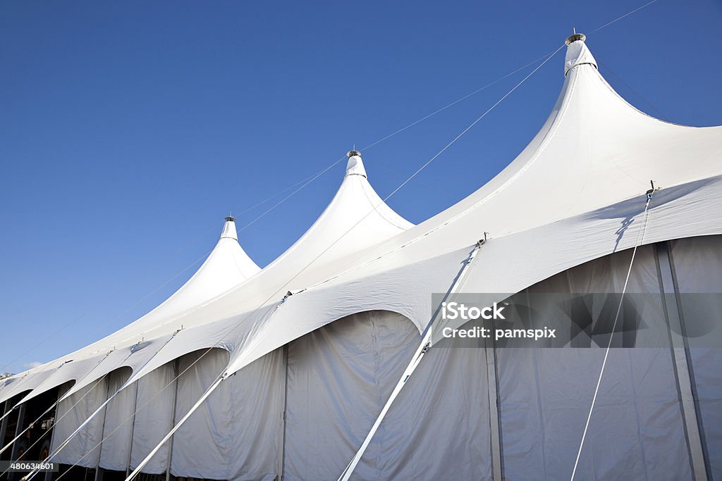 Große weiße Marquee-Zelt mit klarem blauem Himmel - Lizenzfrei Festzelt Stock-Foto