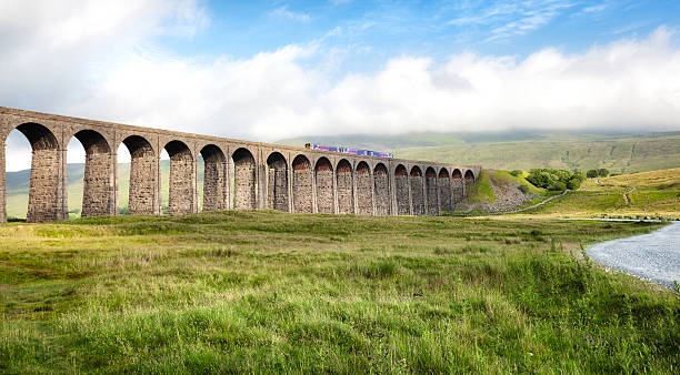 ribblehead-viadukt in yorkshire dales, england. - ribble stock-fotos und bilder