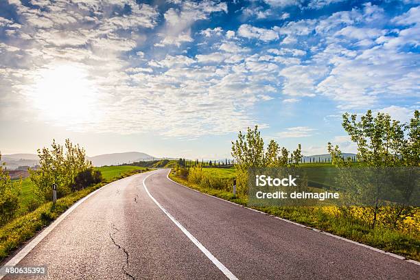 Strada Attraverso I Campi - Fotografie stock e altre immagini di Ambientazione esterna - Ambientazione esterna, Asfalto, Autostrada