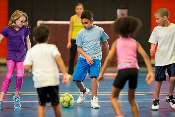 salle de sport de classe - soccer child indoors little boys photos et images de collection