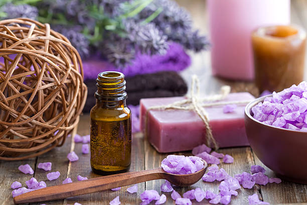lavender-spa - aromatherapy oil massage oil alternative therapy massaging stock-fotos und bilder
