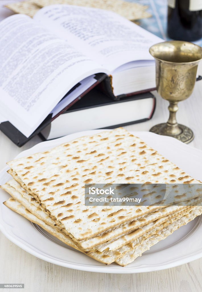 Matzo et vin de Pâque juive célébration sur une table en bois - Photo de Aliment libre de droits