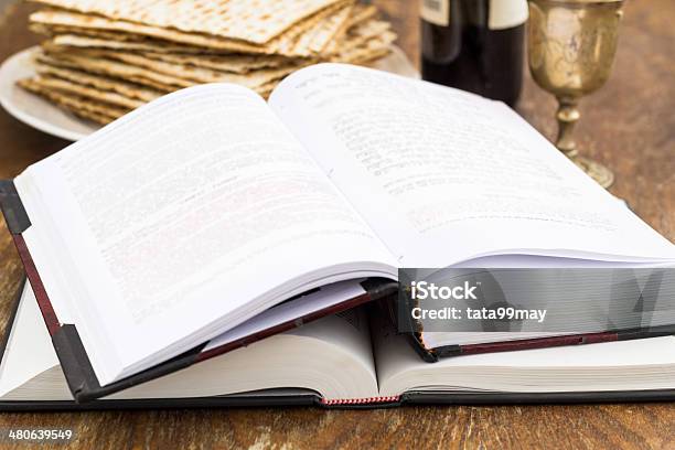 Pão Matzo E Vinho Para Pesach Celebração Sobre Uma Mesa De Madeira - Fotografias de stock e mais imagens de Comemoração - Conceito