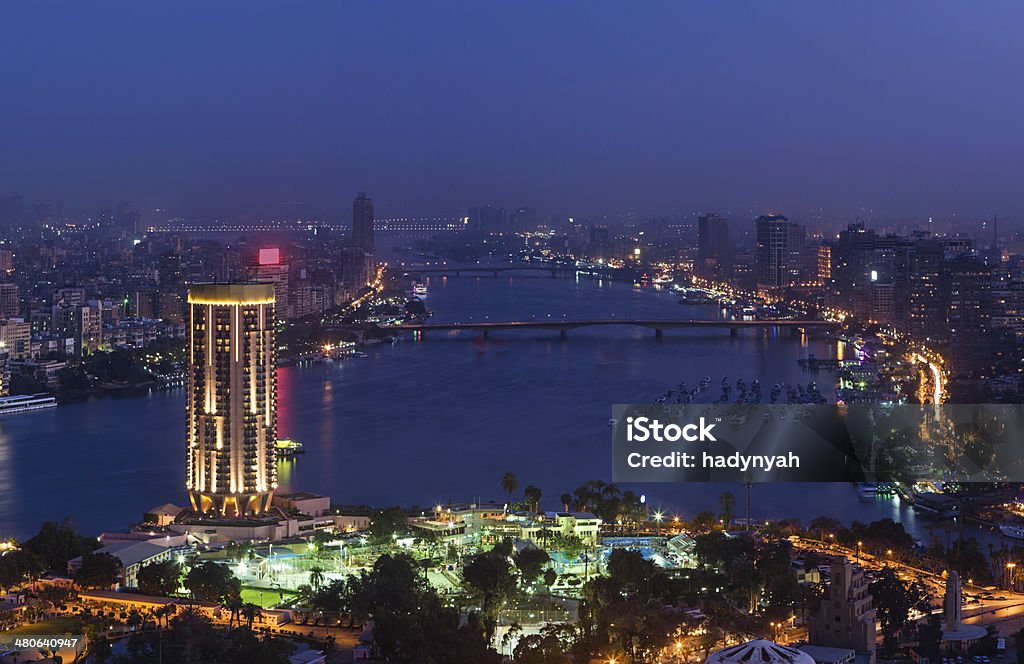 skyline della città-Cairo al crepuscolo - Foto stock royalty-free di Il Cairo