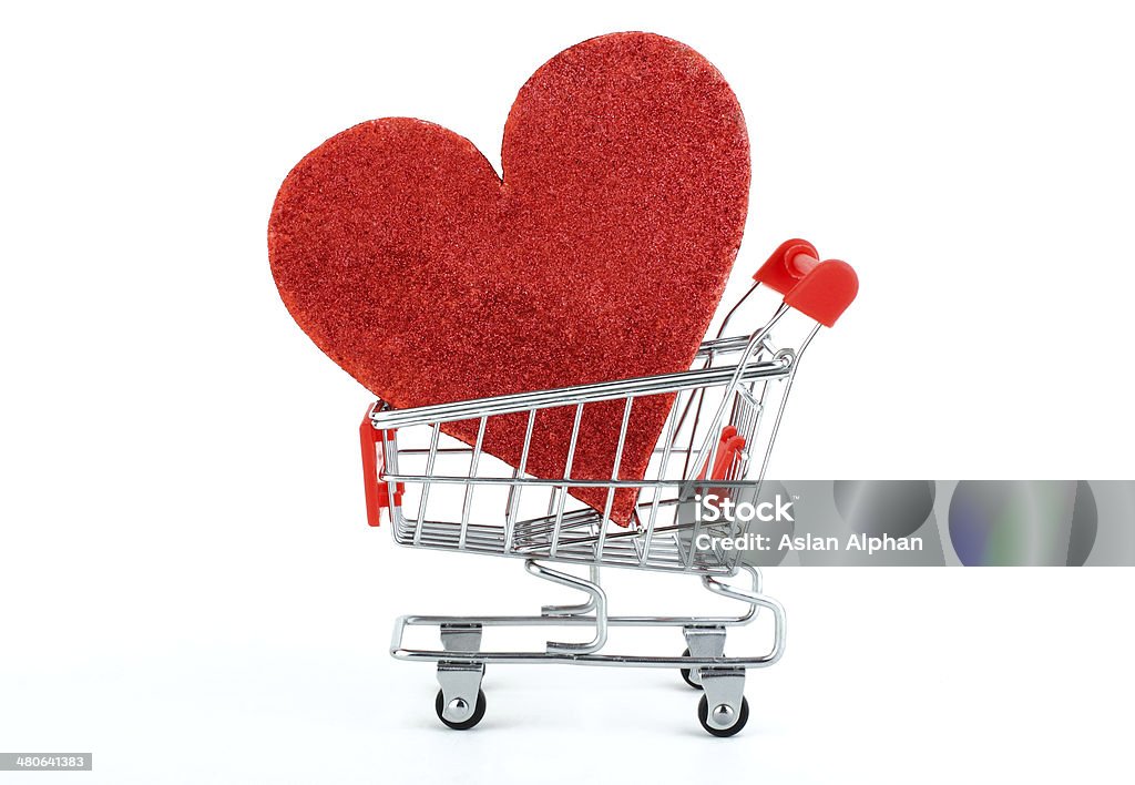 Big cœur rouge dans le panier d'achats - Photo de Acheter libre de droits