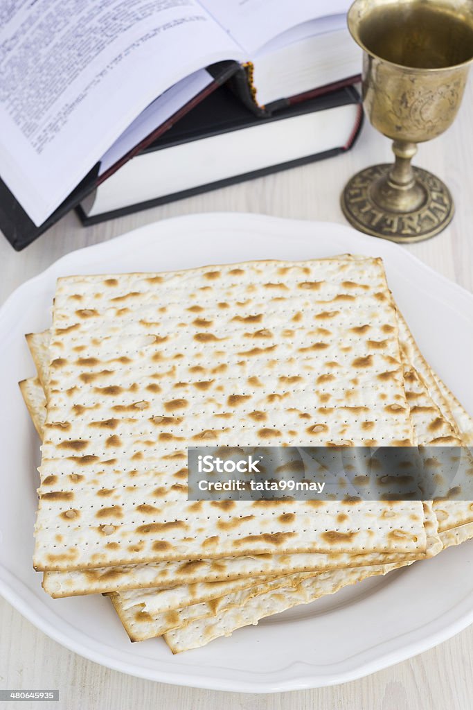 Matzo y vinos para pascua judía celebración en una mesa de madera - Foto de stock de Alimento libre de derechos