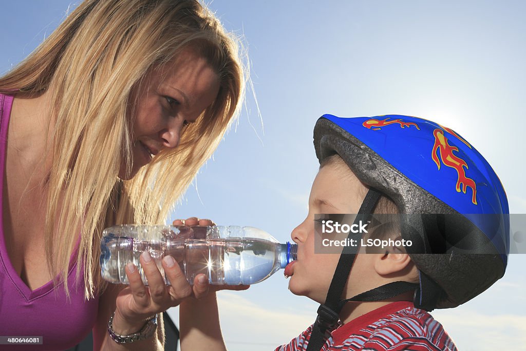 Mãe dar água Criança - Royalty-free Mãe Foto de stock
