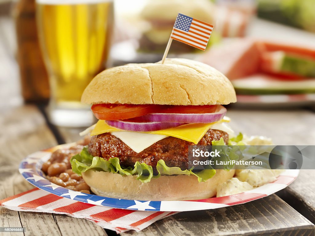 4 º de julio, hamburguesas y cervezas - Foto de stock de Bandera estadounidense libre de derechos