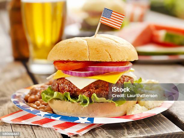 4 º De Julio Hamburguesas Y Cervezas Foto de stock y más banco de imágenes de Bandera estadounidense - Bandera estadounidense, Hamburguesa de carne, Hamburguesa - Alimento