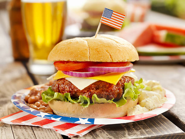 4 lipca burgera i piwo - beer hamburger american culture beef zdjęcia i obrazy z banku zdjęć