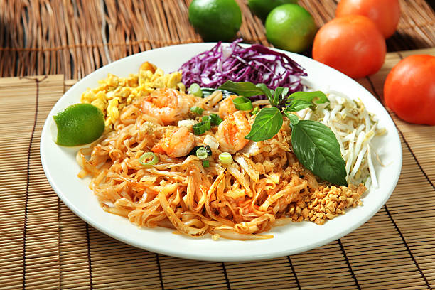 パッドタイ海老 - thailand thai culture thai cuisine pad thai ストックフォトと画像