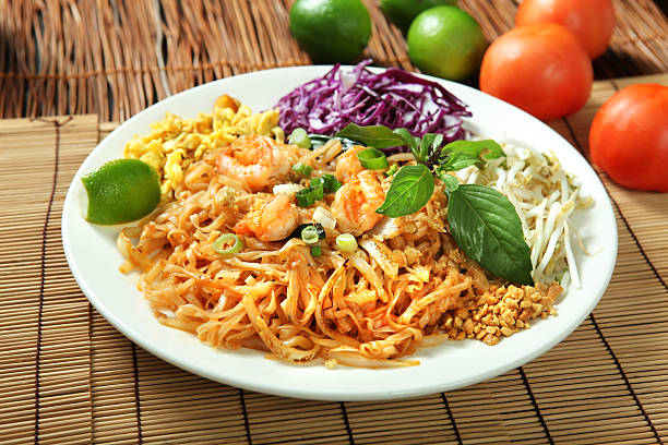 camarão pad thai - thailand thai culture thai cuisine pad thai imagens e fotografias de stock