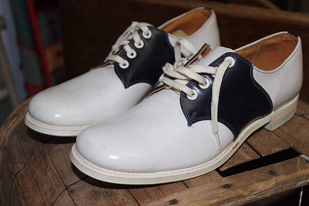 ペアカジュアルなオクスフォード、ブラックとホワイトのレザーのサドルシューズと靴 - saddle shoes ストックフォトと画像