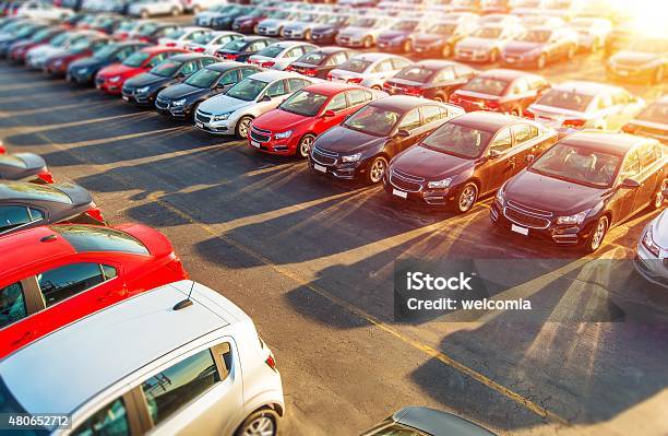 Comerciante Coches Nuevos Stock Foto de stock y más banco de imágenes de Coche - Coche, Salón de Coches, Aparcamiento