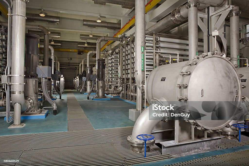 Interior de ósmosis inversa planta purificadora de aguas - Foto de stock de Planta de depuración de aguas residuales libre de derechos