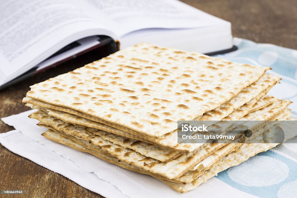 Matzot para Páscoa judaica celebração em uma mesa de madeira - Foto de stock de Comemoração - Conceito royalty-free