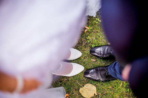 pies de la pareja de novios - bride women standing beauty in nature fotografías e imágenes de stock