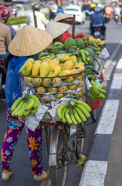 típica fornecedor de frutas com folha de palmeira-chapéu de palha - palmleaf - fotografias e filmes do acervo