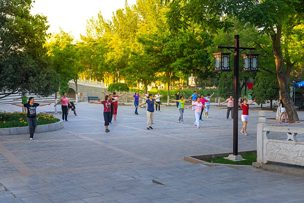 mattina excerise al parco di zhongshan di yin chuan, cina - guyuan foto e immagini stock