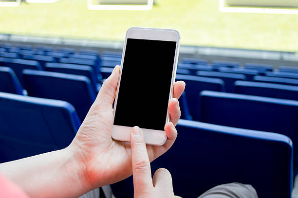 usando smartphone no estádio de futebol - sports event bleachers stadium seat - fotografias e filmes do acervo