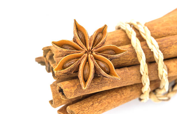 star anise with cinnamon sticks isolated  on white background star anise with cinnamon sticks isolated  on white background kayu manis stock pictures, royalty-free photos & images