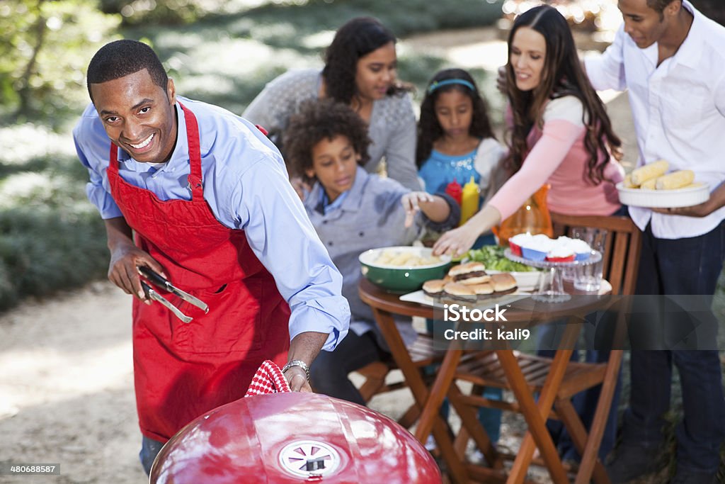 Família medição de temperatura de produtos cozinhados - Royalty-free Churrascada Foto de stock