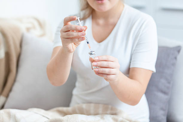 mulher enchendo a seringa com outros medicamentos - insulin vial diabetes syringe imagens e fotografias de stock