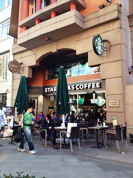 스타벅스 커피 이스탄불 - starbucks fast food istanbul turkey 뉴스 사진 이미지