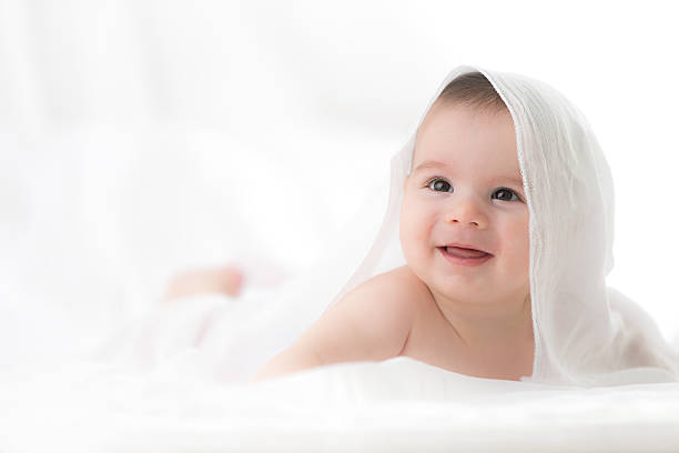 bebê menino bonito sobre fundo branco. - human skin sparse washing face human face - fotografias e filmes do acervo