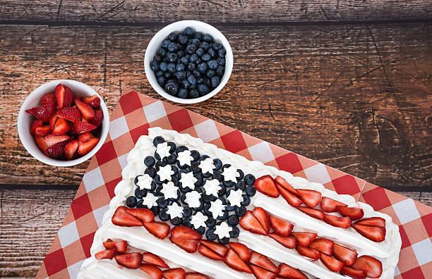 patriótica estadounidense bandera estadounidense una porción de torta de fresas y arándanos - napkin american flag holiday fourth of july fotografías e imágenes de stock