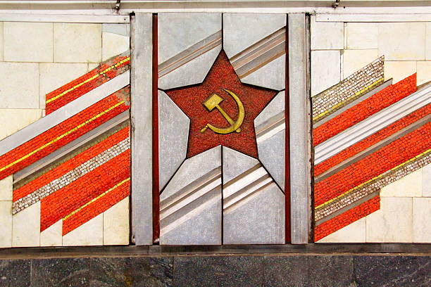 martillo de rusia y células de la unión soviética en la estación de metro - hoz y martillo fotografías e imágenes de stock