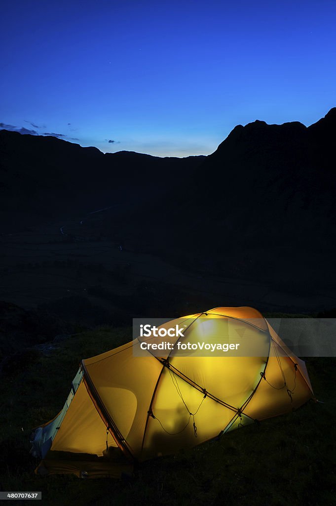Warmly 전광식 텐트 pitched 높은 어둡습니다 황혼 산 피크 - 로열티 프리 0명 스톡 사진