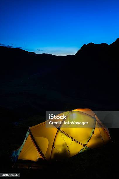 Warmly 전광식 텐트 Pitched 높은 어둡습니다 황혼 산 피크 0명에 대한 스톡 사진 및 기타 이미지 - 0명, 검은색, 고요한 장면