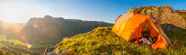 namiot pitched na idylliczne wysokogórskiego z widokiem na lato valley sunset panorama - langdale pikes panoramic english lake district cumbria zdjęcia i obrazy z banku zdjęć