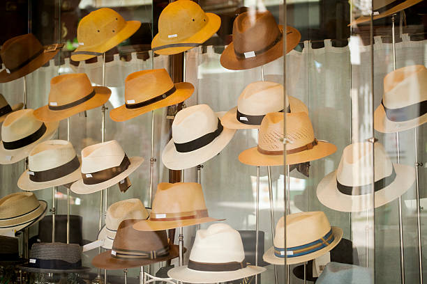 отображение шапки в магазин окно - hat shop стоковые фото и изображения
