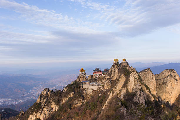 中国の神聖な道教 laojun 山の寺院 - luoyang ストックフォトと画像