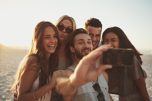 Shot of a group of friends taking a selfie on the beachhttp://195.154.178.81/DATA/i_collage/pu/shoots/805249.jpg